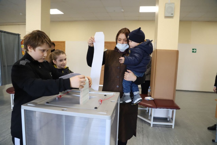 Многодетная мать из Красногорска проголосовала в Изумрудных холмах