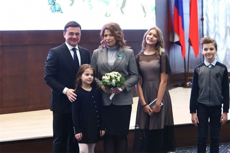 Губернатор Подмосковья вручил награду многодетной маме из Красногорска