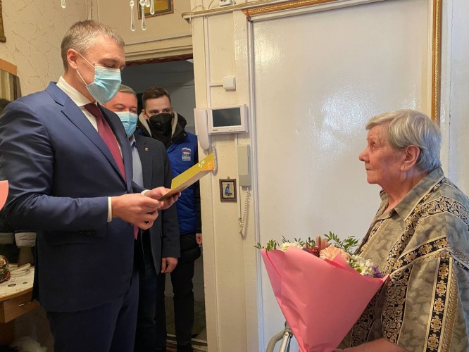 Роман Володин поздравил юбиляршу в Красногорске