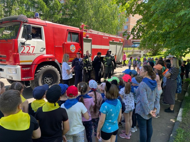 Пожарные Мособлпожспаса провели урок безопасности в дневном лагере школы №3 в Красногорске