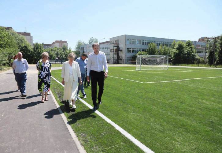 Глава Красногорска проверил реконструкцию школьного стадиона
