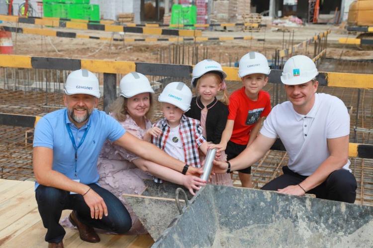 Дмитрий Волков принял участие в закладке капсулы на месте строительства нового детского сада в Путилково