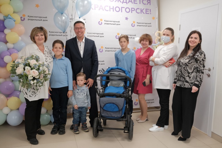 Многодетной семье из Красногорска подарили детскую коляску