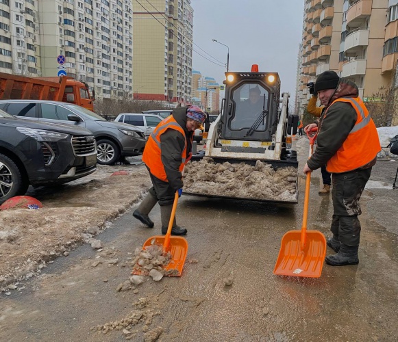 В Красногорске продолжаются работы по уборке наледи