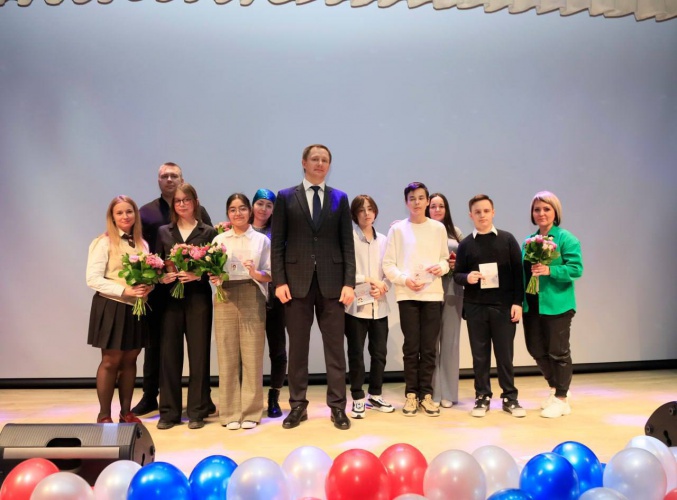 Дмитрий Волков вручил паспорта ученикам, достигшим 14-летнего возраста