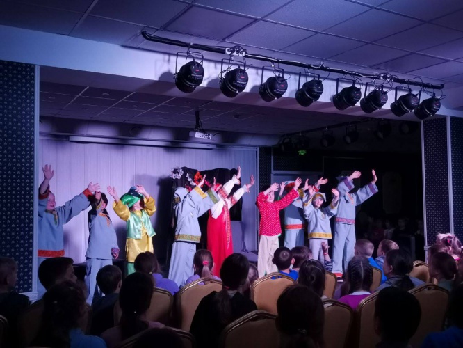 В культурном центре «Купина» прошел спектакль «Две бабы Яги» — первый в серии мероприятий для детей летних лагерей в Красногорске