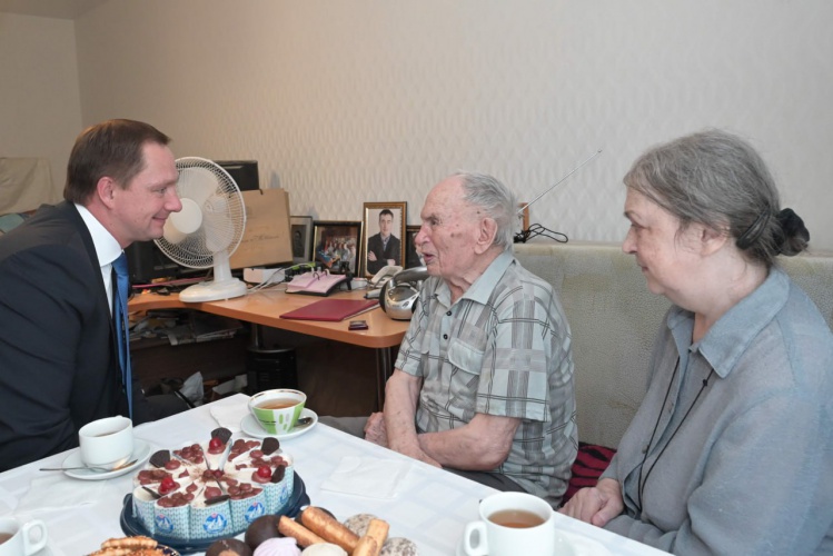 Дмитрий Волков поздравил жителя Красногорска с 95-летием