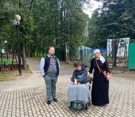 В Городском парке Красногорска оборудовали удобный спуск для маломобильных граждан
