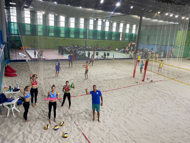 Спортсменки из красногорского клуба «Зоркий» провели мастер-класс по пляжному волейболу в честь Дня округа