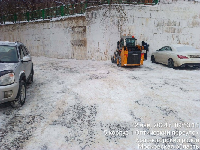 В Красногорске продолжается работа по расчистке территорий от снега