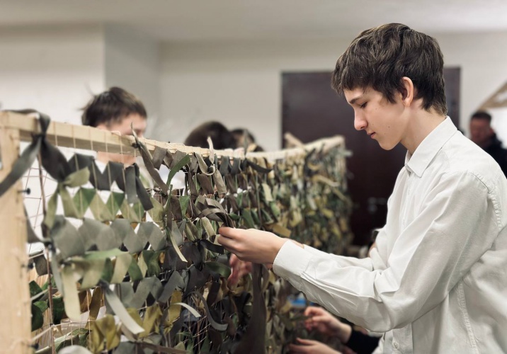 Мастер-класс по плетению маскировочных сетей провели в Красногорске