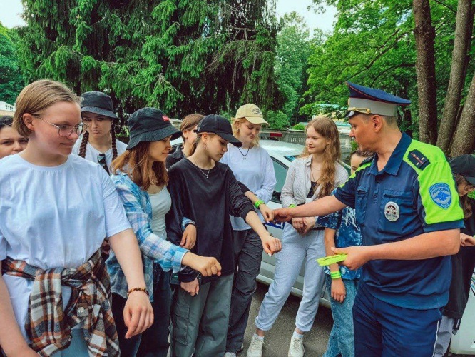 В Красногорском городском округе автоинспекторы провели акцию «Засветись!»