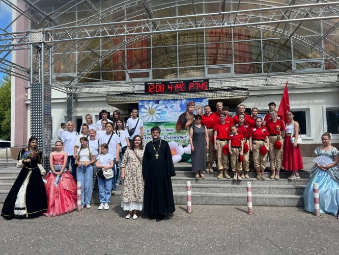 В ДК «Луч» прошёл православный бал, приуроченный к «Дню семьи, любви и верности»
