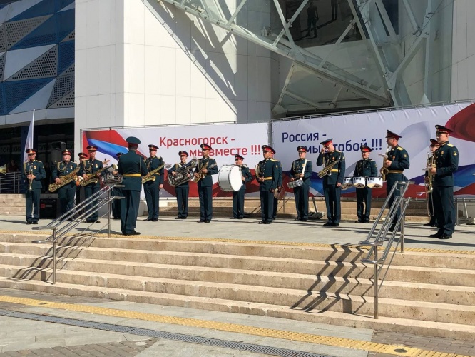 На площади перед Дворцом культуры проходит сбор гуманитарной помощи участникам СВО