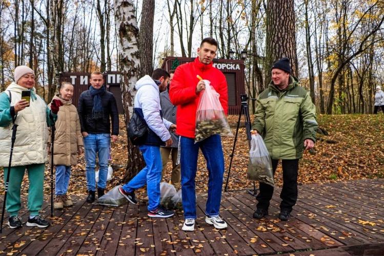 В красногорский пруд запустили 500 особей белого амура 