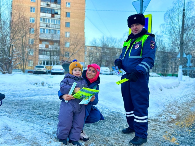 Красногорские госавтоинспекторы совместно с волонтёрами Подмосковья напомнили пешеходам о правилах дорожного движения 