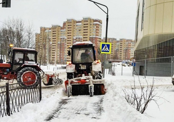 Коммунальные и дорожные службы Красногорска продолжают работы по ликвидации последствий сильного снегопада, который не прекращался со вчерашнего утра