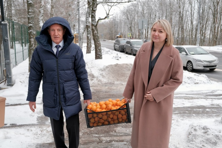 В преддверии новогодних праздников депутаты Совета депутатов городского округа Красногорск Олег Синицын и Любовь Одинцова решили порадовать пациентов реабилитационного отделения Петрово-Дальневской больницы