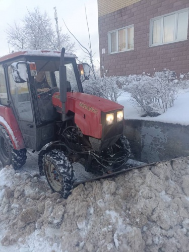 Даже в канун Нового года работники коммунальных и дорожных служб округа продолжают усиленно бороться с последствиями снегопада и проводить комплексную уборку территорий