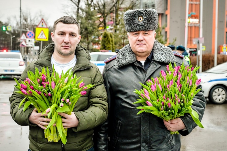 В преддверии Международного женского дня Госавтоинспекция городского округа Красногорск провела акцию «Цветы для автоледи»