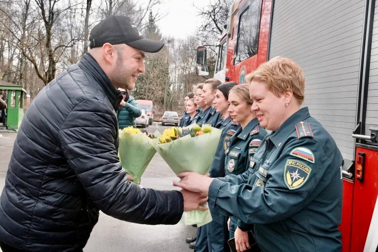 Богдан Андриянов поздравил сотрудниц МЧС с Международным женским Днём