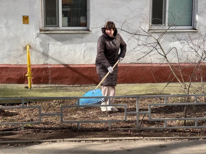 В у памятника воинам зенитных войск, в Военном городке Павшино, проходит субботник