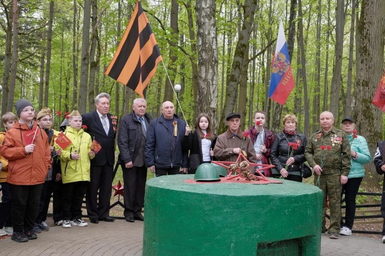 В преддверии Дня Победы в Красногорске прошло возложение цветов к памятным доскам и мемориалам, посвященным Великой Отечественной войне
