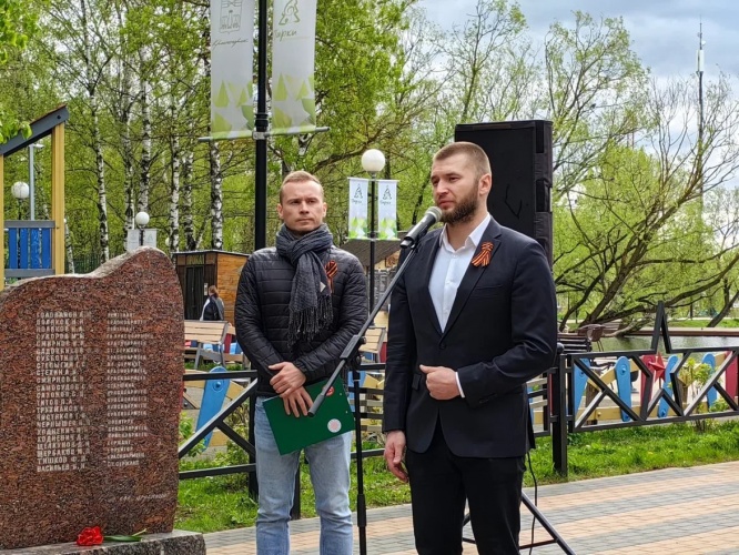 Торжественное возложение цветов к Мемориалу павших односельчан прошло в красногорском парке "Опалиховский пруд"