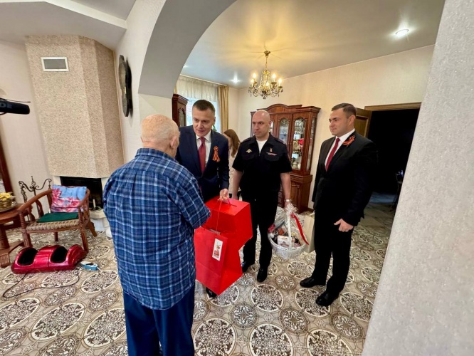 Представители «Единой России» приняли участие в патриотической акции «Подарок ветерану», приуроченной к 80-летию Великой Победы
