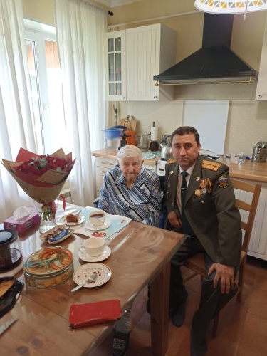 В преддверии 80-летия Великой Победы в Красногорске продолжают поздравлять с наступающим праздником всех, кто пережил военные годы и послевоенный период