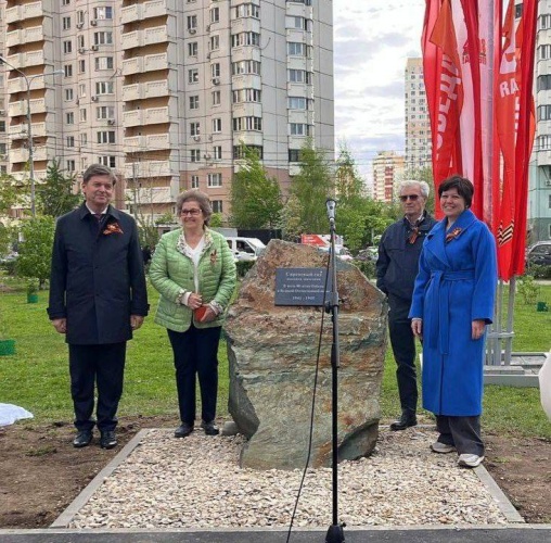 В микрорайоне Павшинская пойма по инициативе жителей состоялось торжественное открытие памятного камня в честь 80-летия Победы