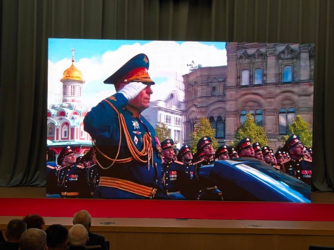 В актовом зале администрации городского округа Красногорск идет трансляция Парада Победы на Красной площади в режиме онлайн
