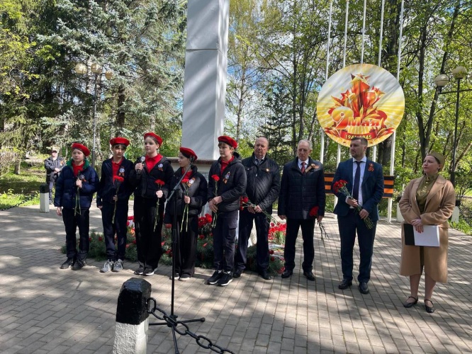 Сегодня перед всеми мемориалами и памятниками в городском округе Красногорск склоняют головы жители возлагая цветы как дань памяти всем, кто отстоял свободу и подарил человечеству будущее