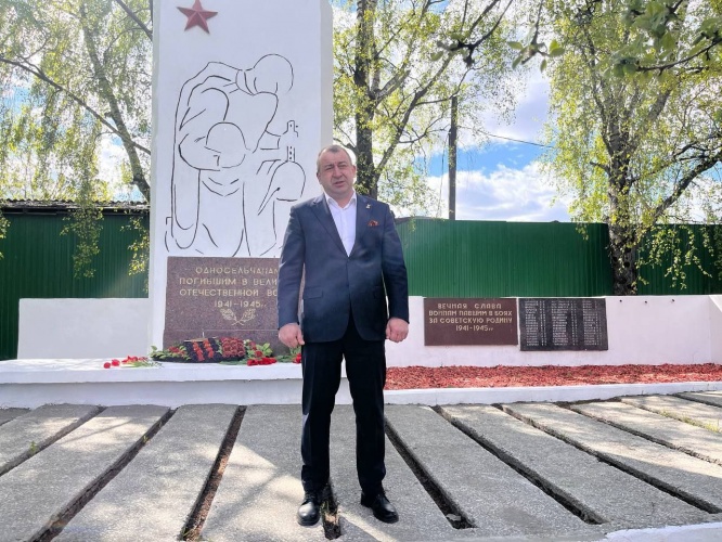 Жители деревни Гольево возложили цветы у памятника односельчанам, павшим в Великой Отечественной Войне