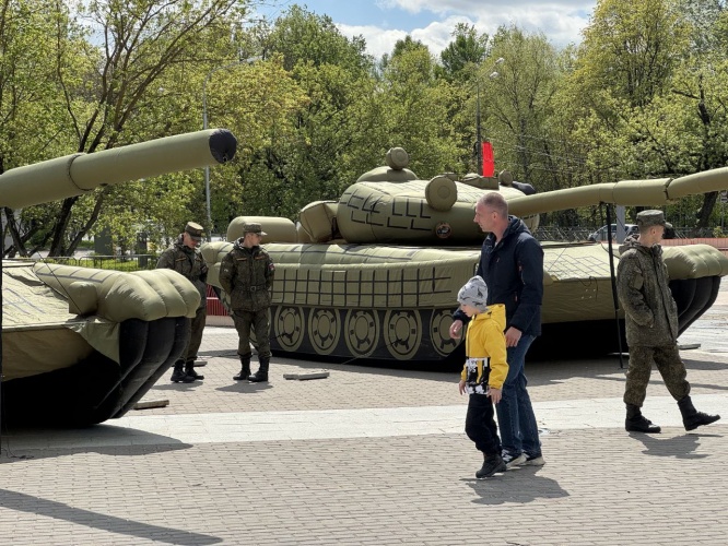 Открылась выставка военной техники на площади возле ДК «Подмосковье»