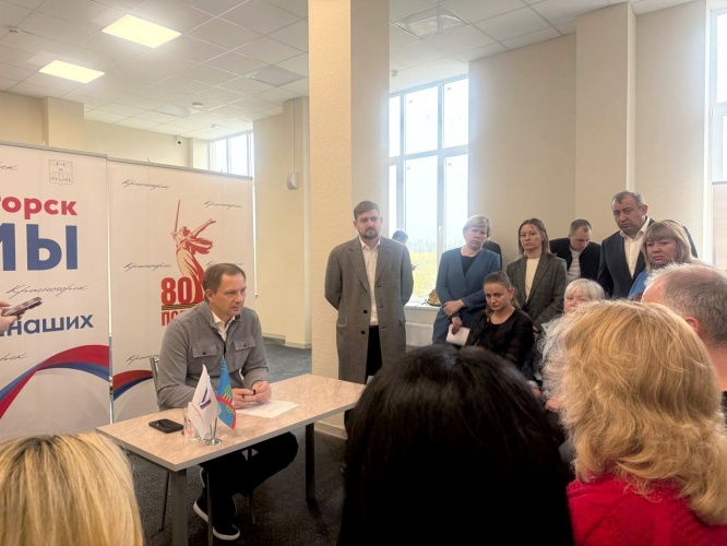 В новом здании школы "Митино О2" проходит прием граждан в формате выездной администрации