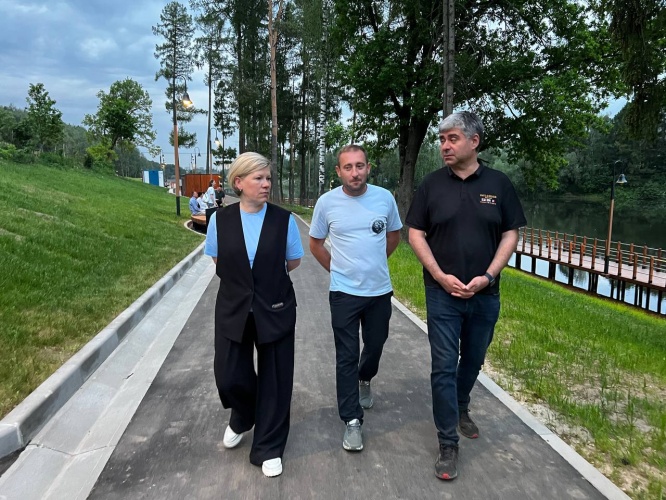 Первый заместитель главы городского округа Тимошина Наталья Сергеевна совместно с начальником ТО Красногорск Сороконенко Романом Анатольевичем 30.05.2025 г. провела обход территории на пляже реки Синичка