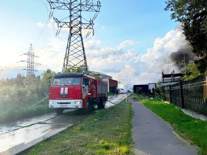 Пожарные ликвидируют возгорание площадью четыре тысячи квадратных метров. Угрозы распространения нет. На месте уже 10 пожарных расчетов