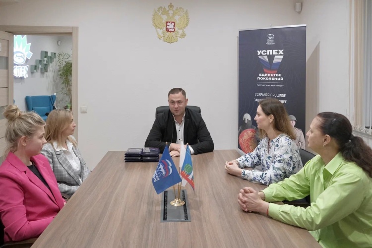 В Красногорске вручили партийные билеты