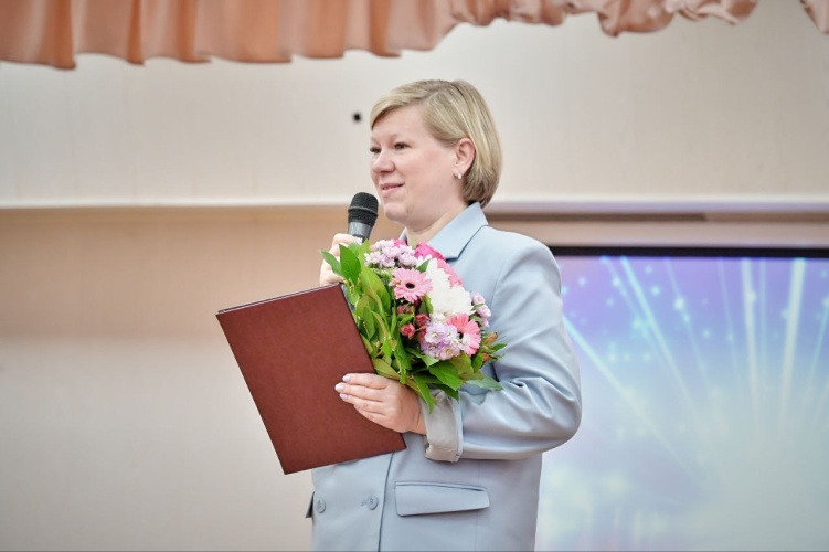 От имени Главы городского округа Красногорск Дмитрия Владимировича Волкова выпускников 10-й школы поздравила первый заместитель Наталья Тимошина