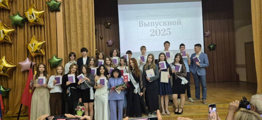 Выпускники школы №16 в Павшинской пойме простились со школой!