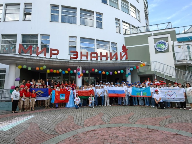 В Красногорске стартовала международная смена-форум творческой молодёжи в лагере «Мир знаний»