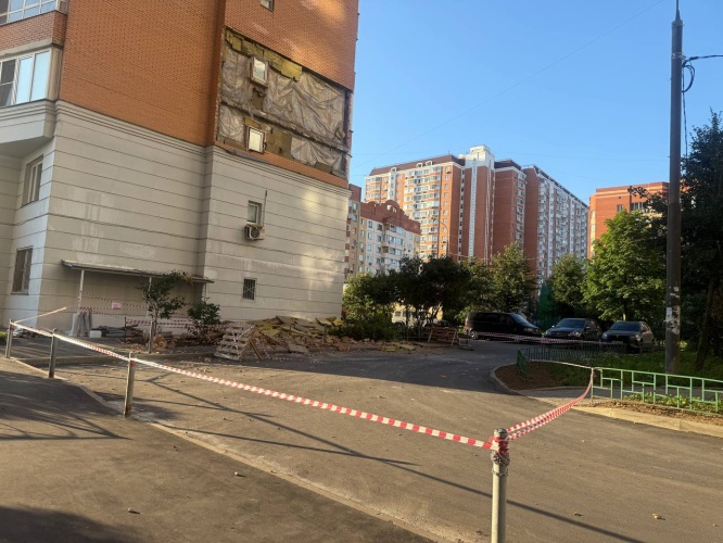 Обрушение фасада многоквартирного дома произошло на ул. Братцевской , 6 в Путилково