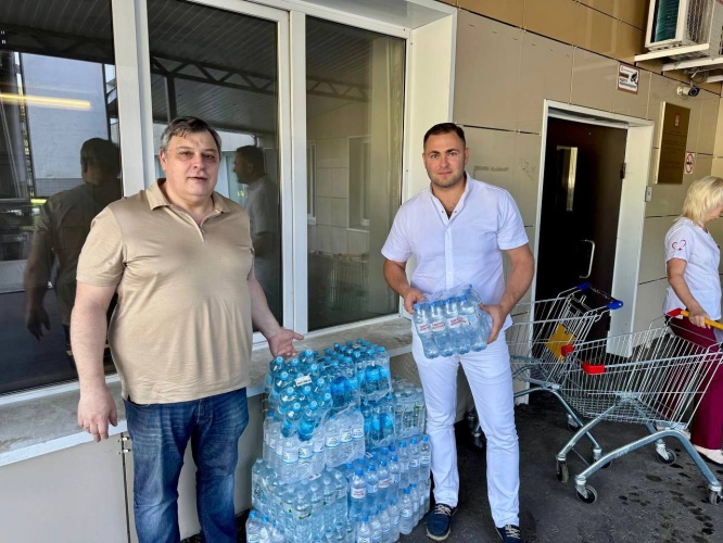 Партийцы обеспечили водой городскую больницу