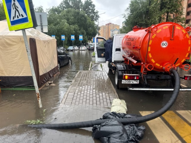 Откачка воды ведется на улицах Красногорска и микрорайона Павшинская пойма