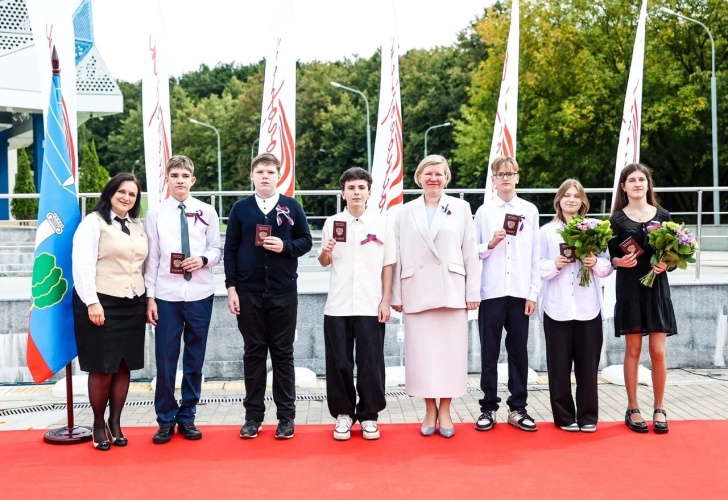 Шестерым юным красногорцам вручили паспорта Российской Федерации