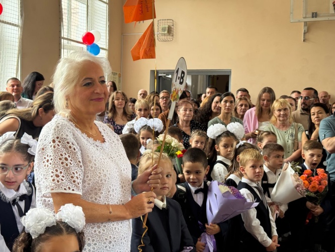 С букетами цветов и с новенькими рюкзаками в руках: в Петрово-Дальневской школе отпраздновали День знаний