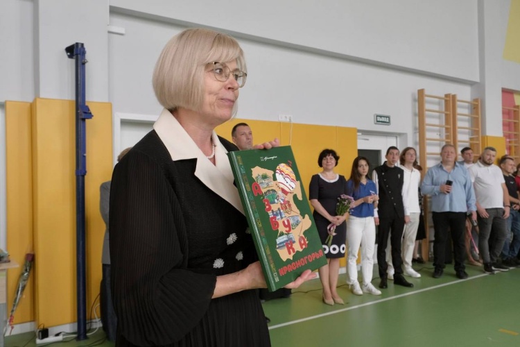 В Опалиховской школе в ЖК «Серебрица» прошла торжественная линейка, посвящённая началу учебного года