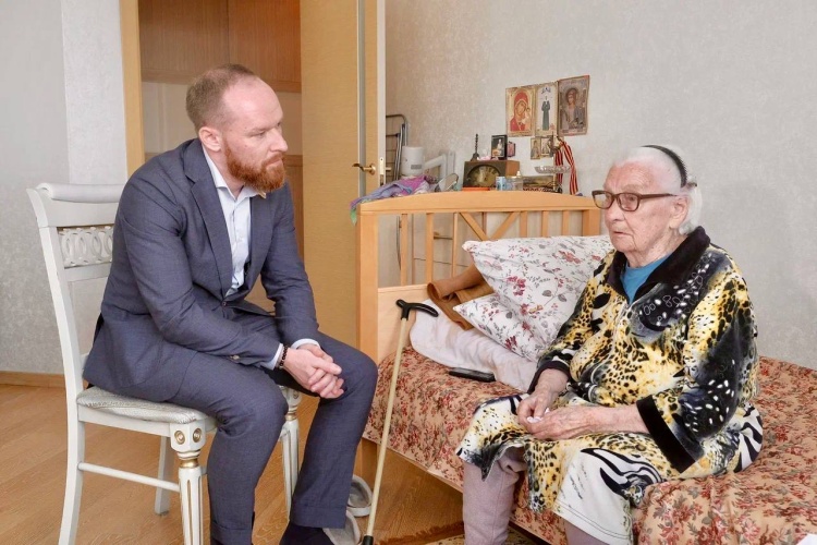 В Красногорске поздравили труженицу тыла Нину Щукину с 95-летием