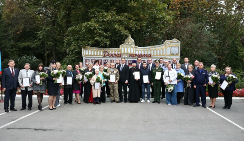 В преддверии Дня города Дмитрий Волков провел церемонию открытия Доски почета
